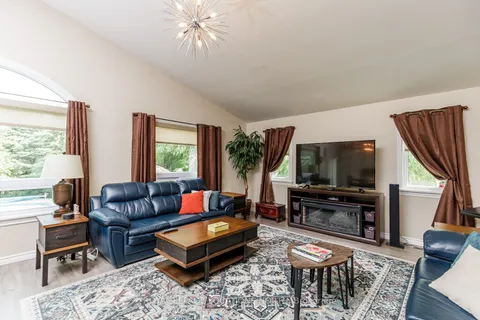 18 Shannon Crt, Collingwood, ON L9Y 5N9