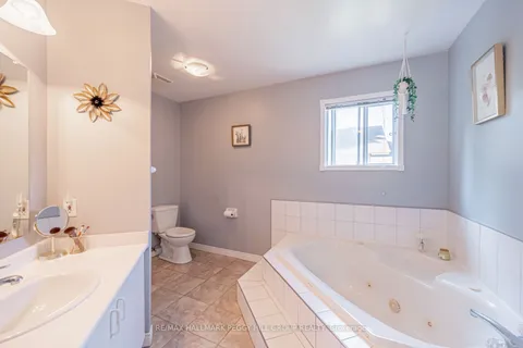 3 Donald Cres, Wasaga Beach, ON L9Z 1E1