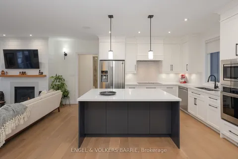 203 Montgomery Dr, Barrie, ON L4N 4G9