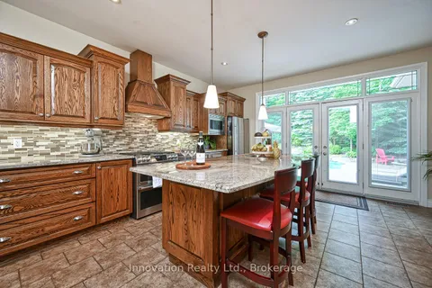 28 Laddie Lane, Springwater, ON L9X 0C3