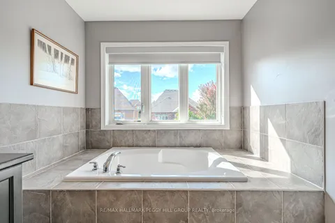 35 Royal Park Blvd, Barrie, ON L4N 6M8