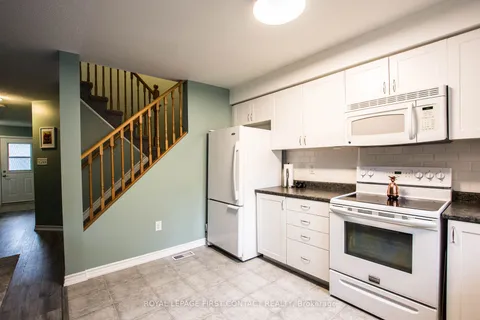 144 Sydenham Wells, Barrie, ON L4M 6T3