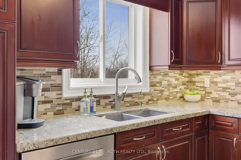 30 Capilano Crt, Barrie, ON L4M 7E6