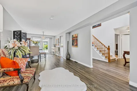 230 Browning Tr, Barrie, ON L4N 5J7