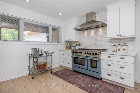 18 Maple Dr, Orillia, ON L3V 3W2