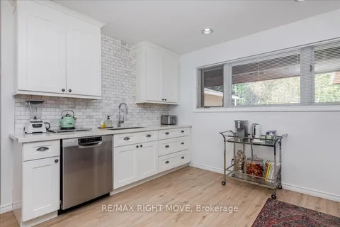 18 Maple Dr, Orillia, ON L3V 3W2