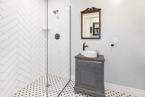 21 Robert St, Penetanguishene, ON L9M 1A9