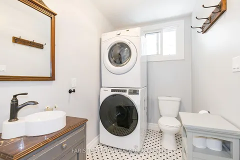 21 Robert St, Penetanguishene, ON L9M 1A9