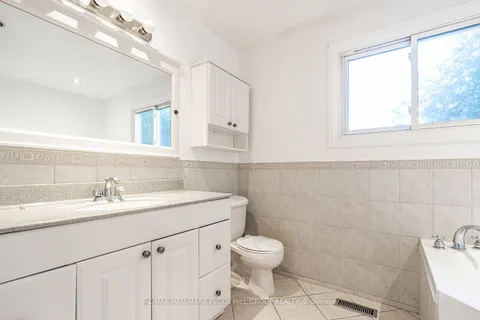 211 Phillips St, Barrie, ON L4N 3V2