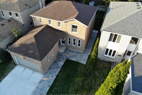 247 Hickling Tr, Barrie, ON L4M 5W9
