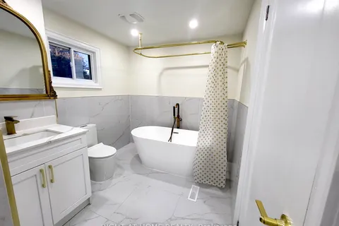 247 Hickling Tr, Barrie, ON L4M 5W9