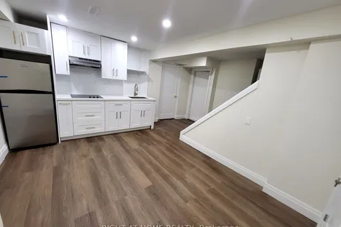 247 Hickling Tr, Barrie, ON L4M 5W9