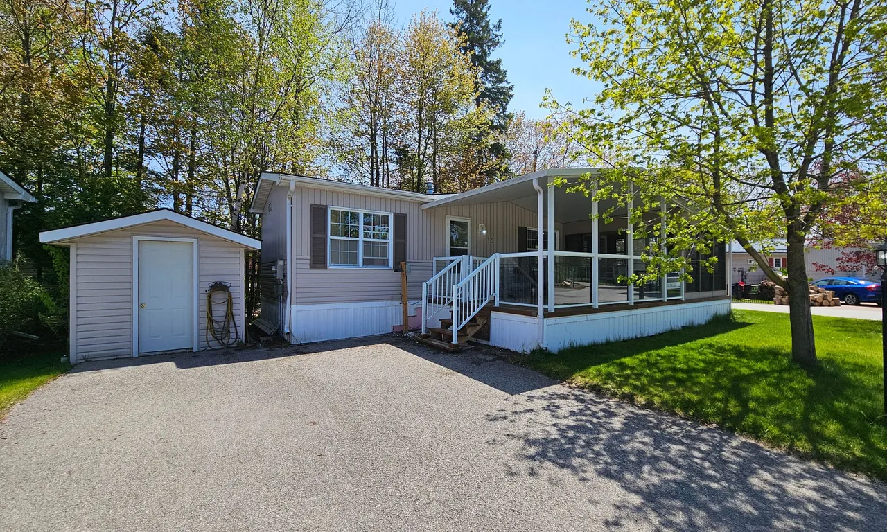 19 Topaz St, Wasaga Beach, ON L9Z 1X7