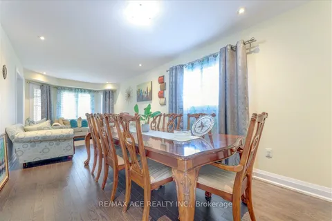 2 Hewson St, Penetanguishene, ON L9M 1N8