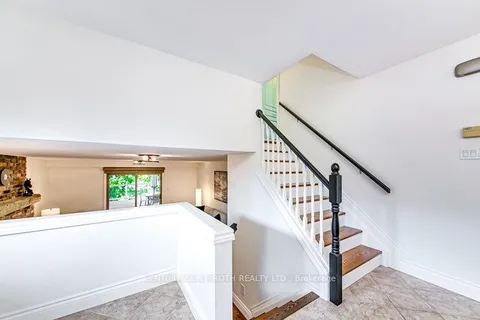 16 Peacock Lane, Barrie, ON L4N 3R5