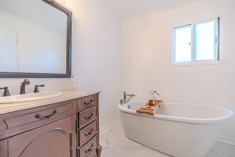 12 Moore Pl, Barrie, ON L4N 6N6