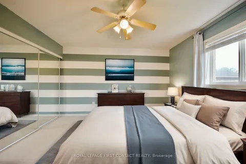 61 Holly Meadow Rd, Barrie, ON L4N 0E3