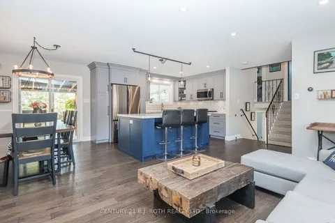17 Finlay Mill Rd, Springwater, ON L9X 0N7