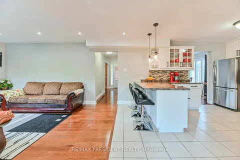 112 Browning Tr, Barrie, ON L4N 6R3