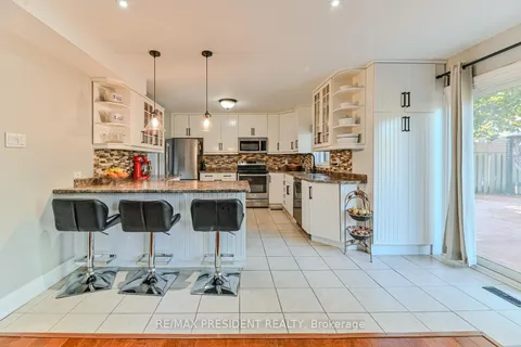 112 Browning Tr, Barrie, ON L4N 6R3