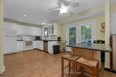 290 Pine Dr, Barrie, ON L4N 4H8