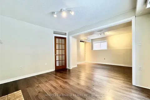 8 Country Lane, Barrie, ON L4N 0E6