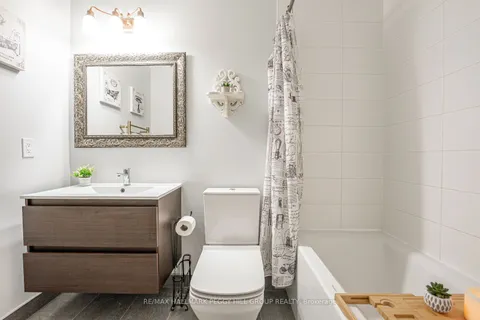 376 Blake St, Barrie, ON L4M 1L3