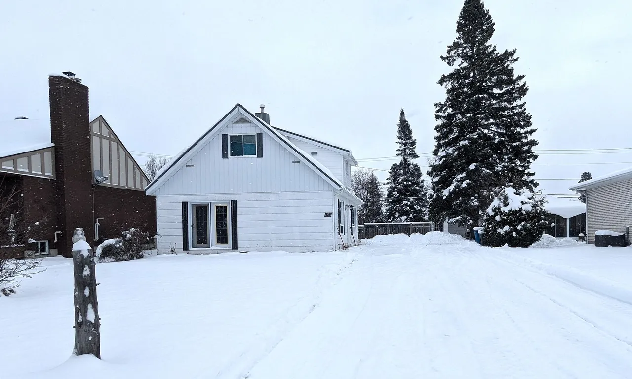 404 Eighth Ave, Cochrane, ON P0L 1C0
