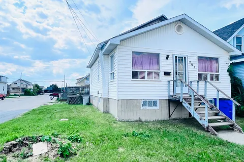 203 Maple Street, ON P4N 6B9