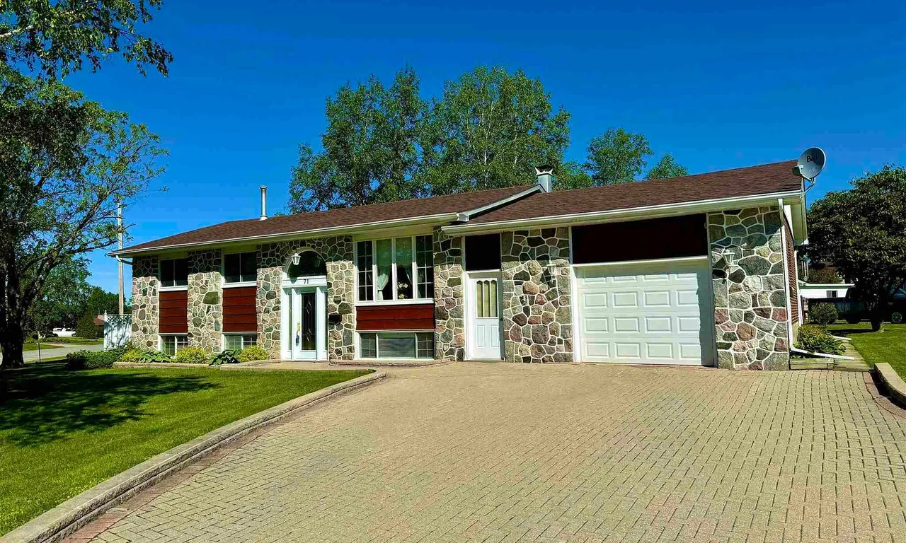 71 Pine Ave, Smooth Rock Falls, ON P0L 2B0