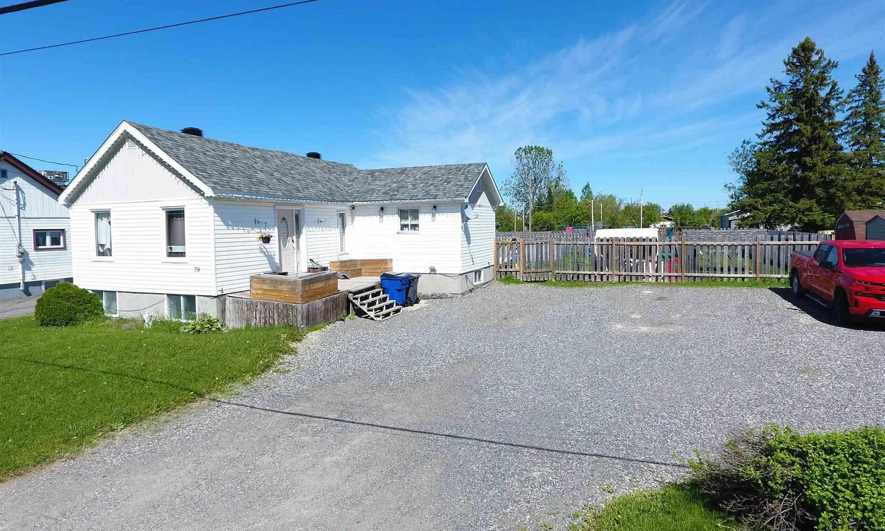 78 King St, Temiskaming Shores, ON P0J 1R0