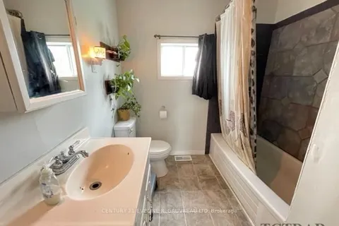 78 King St, Temiskaming Shores, ON P0J 1R0