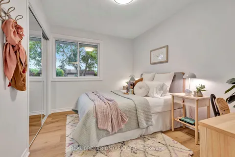 330 Duncombe Dr, Burlington, ON L7L 4M1