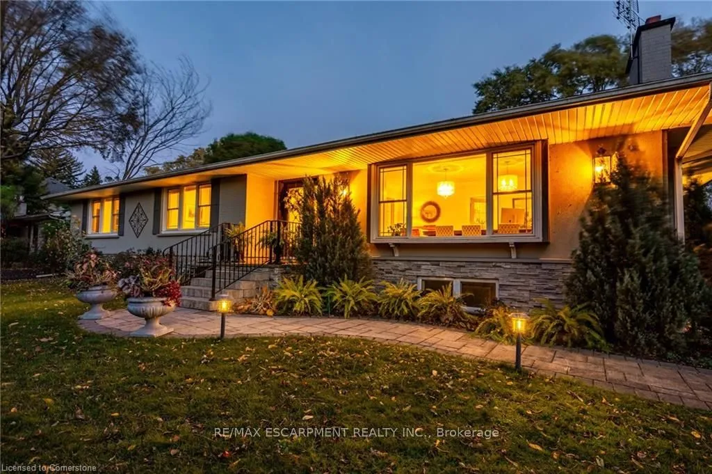 4306 Lakeshore Rd, Burlington, ON L7L 1A8