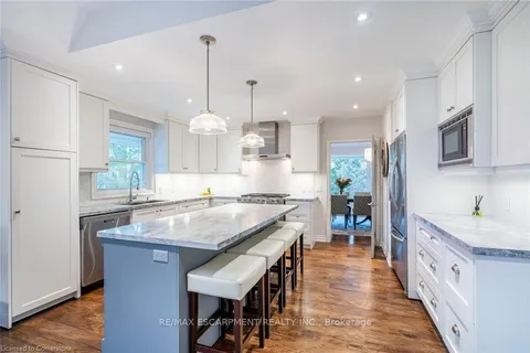 4306 Lakeshore Rd, Burlington, ON L7L 1A8