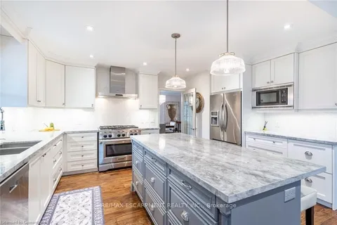 4306 Lakeshore Rd, Burlington, ON L7L 1A8