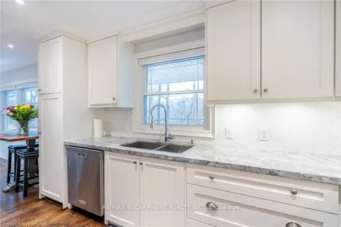 4306 Lakeshore Rd, Burlington, ON L7L 1A8