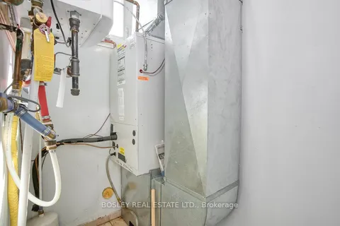 2909 Dundas St, Toronto, ON M6P 1Z1