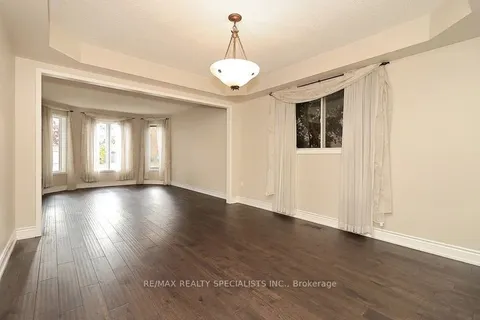 3247 BLOOMFIELD Dr, Mississauga, ON L5N 6X8