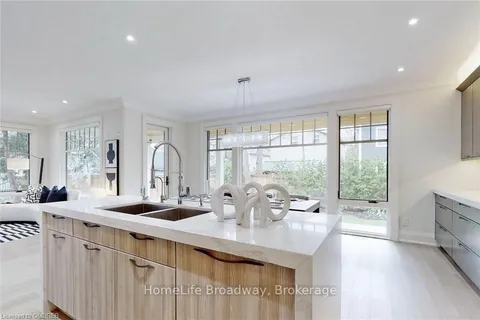 430 REYNOLDS St, Oakville, ON L6J 3M4