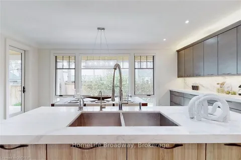 430 REYNOLDS St, Oakville, ON L6J 3M4