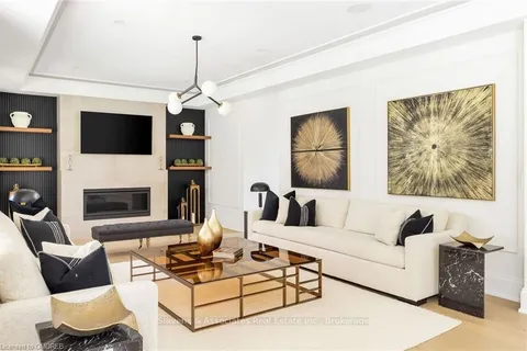 1529 VENETIA Dr, Oakville, ON L6L 1K8