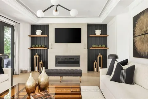 1529 VENETIA Dr, Oakville, ON L6L 1K8