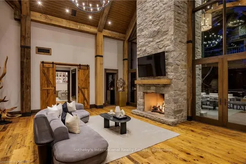 1300 OAK Lane, Mississauga, ON L5H 2X7