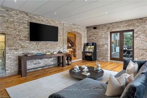 1300 OAK Lane, Mississauga, ON L5H 2X7