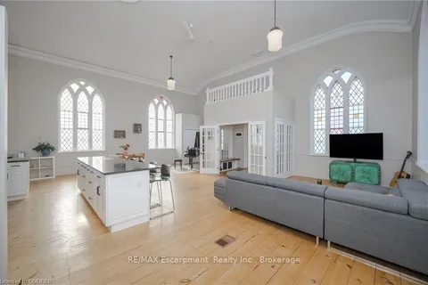 3318 DUNDAS St, Burlington, ON L7R 3X4