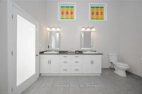 3318 DUNDAS St, Burlington, ON L7R 3X4