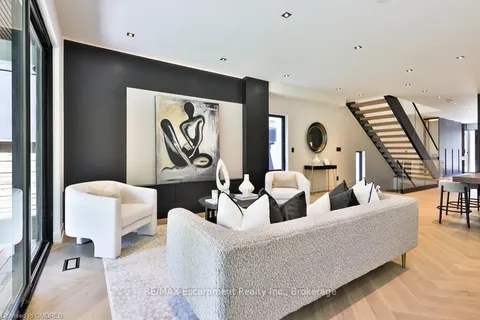 20 BROADVIEW Ave, Mississauga, ON L5H 2S9