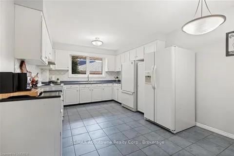 2254 YATES Crt, Oakville, ON L6L 5K6