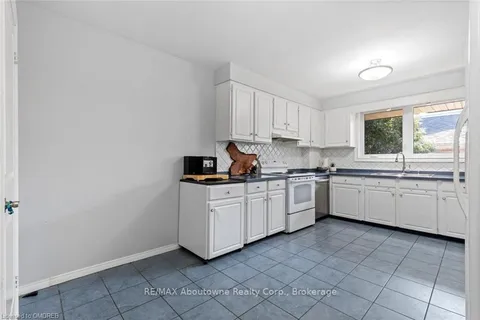 2254 YATES Crt, Oakville, ON L6L 5K6